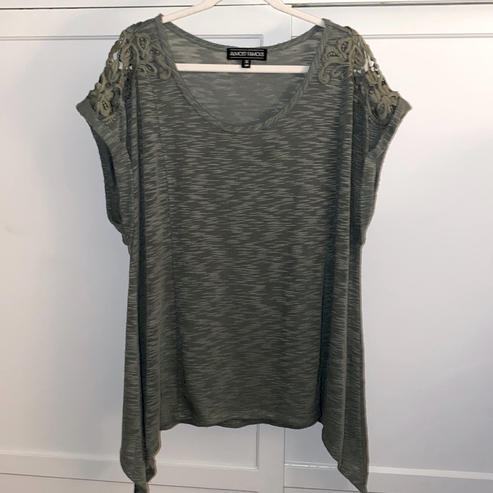 Sz. 2x Sage Green Top, Embroidered details at shoulder area. Shark Cut-like hem